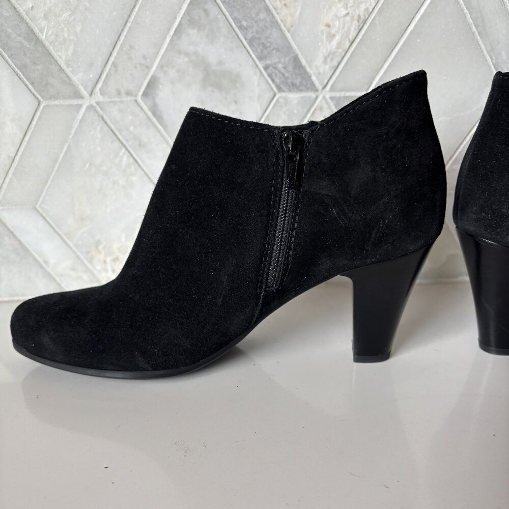 La Canadienne 9M Black Low Top Cone Heel Ankle Bootie Zipper Suede Donovan Boot - Picture 3 of 9